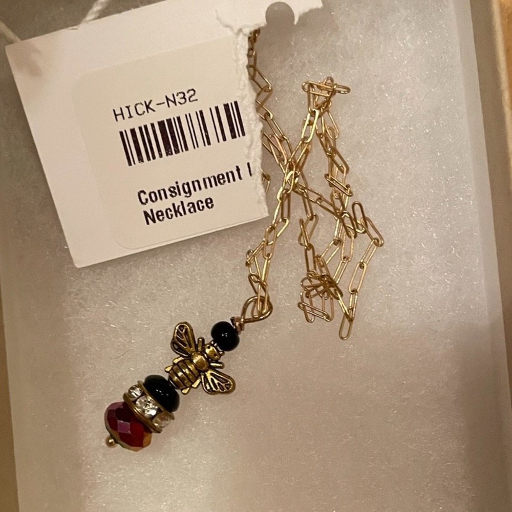 NWT Beautiful necklace with bee pendant - 14K gold filled chain